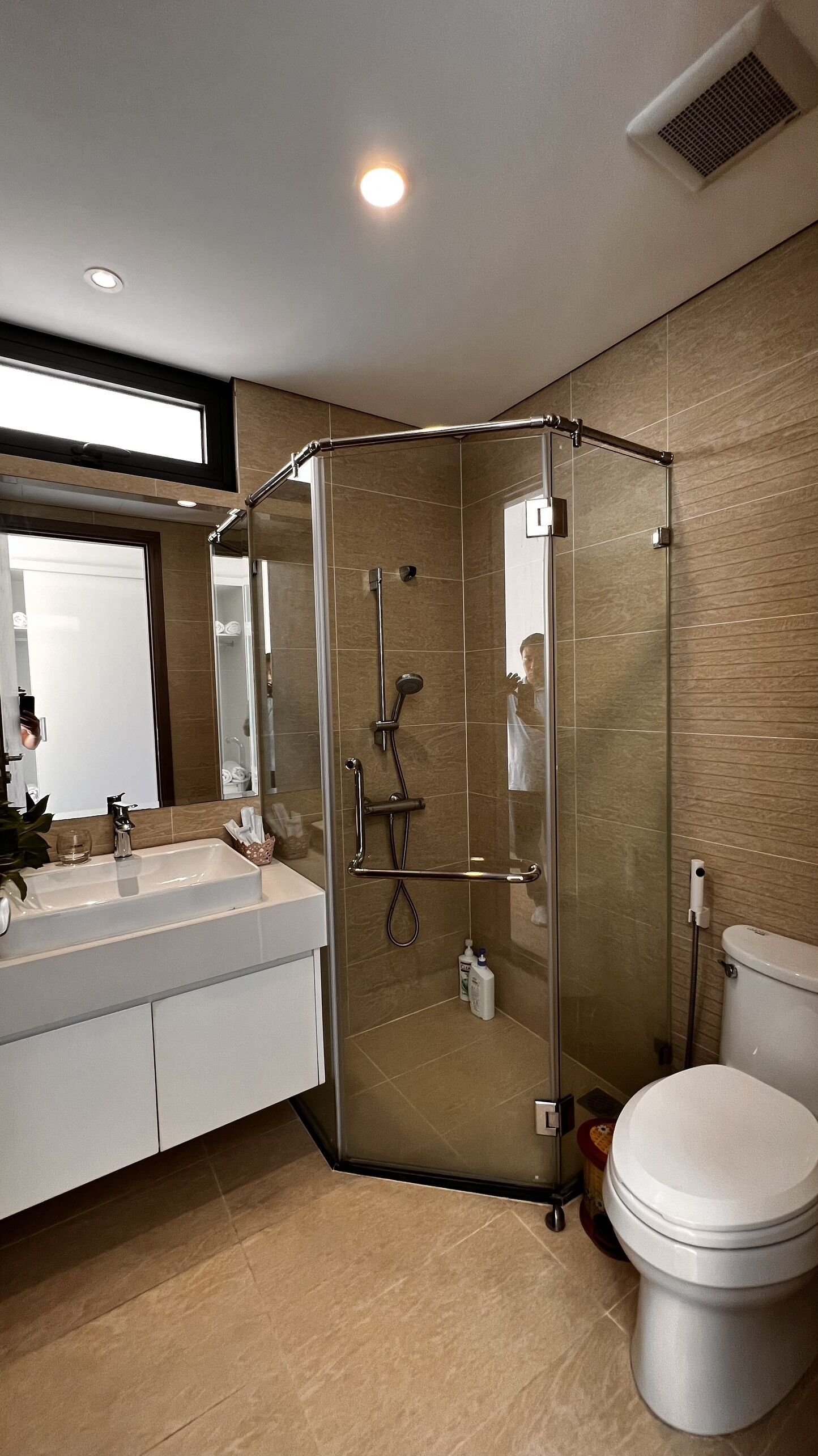 Apartment, 2 Bedrooms | Bathroom | Shower, rainfall showerhead, free toiletries, hair dryer