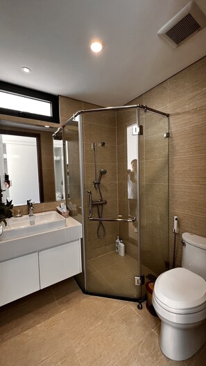 Apartment, 2 Bedrooms | Bathroom | Shower, rainfall showerhead, free toiletries, hair dryer - Vinhomes Skylake Residence - CitiHome (Hanoi)