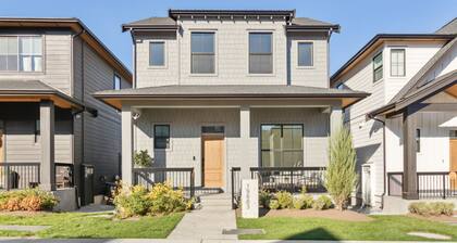 Luxurious, Modern & Stylish 2 Bedroom Suite, Near Vancouver, Pet Friendly