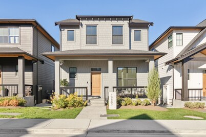 Luxurious, Modern & Stylish 2 Bedroom Suite, Near Vancouver, Pet Friendly