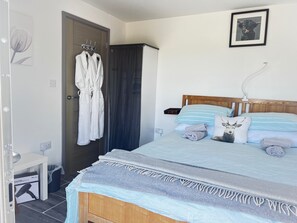 1 dormitorio, tabla de planchar con plancha, wifi y ropa de cama