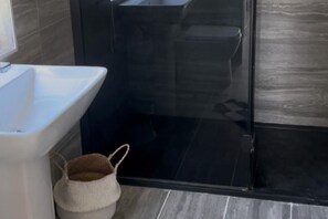 Douche, sèche-cheveux, serviettes fournies