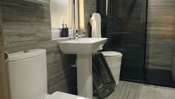 Een douche, een haardroger, handdoeken