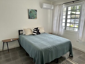 3 quartos, cofres nos quartos, ferros/tábuas de passar roupa