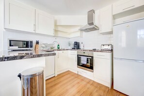 Jääkaappi, mikroaaltouuni, uuni, astianpesukone