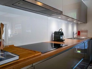 Kühlschrank, Mikrowelle, Ofen, Geschirrspüler