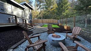 Property grounds - Cozy private family ranch cottage! Vineyards, Britt Festival and Applegate Lake! (Jacksonville)