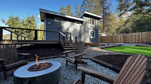 Cozy private family ranch cottage! Vineyards, Britt Festival and Applegate Lake!