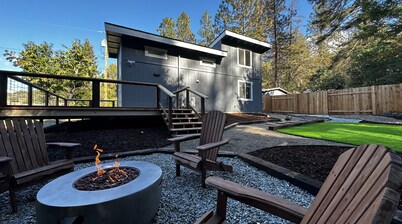 Cozy private family ranch cottage! Vineyards, Britt Festival and Applegate Lake!