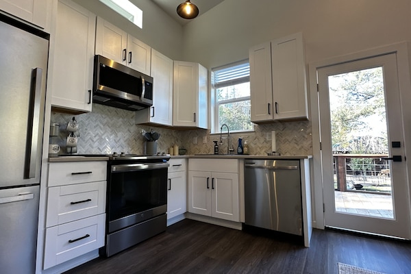 Frigorífico, microondas, horno y placa de cocina