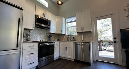 Cozy private family ranch cottage! Vineyards, Britt Festival and Applegate Lake!