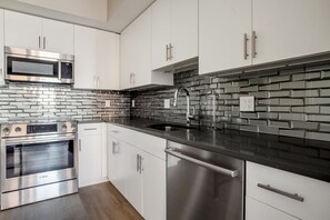 Kühlschrank, Mikrowelle, Ofen, Geschirrspüler