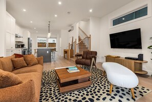 Smart TV - Unobstructed, Breathtaking Water Views RIGHT in Kirkland, WA. (Kirkland)