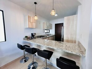 Réfrigérateur, surface de cuisson, cafetière-théière