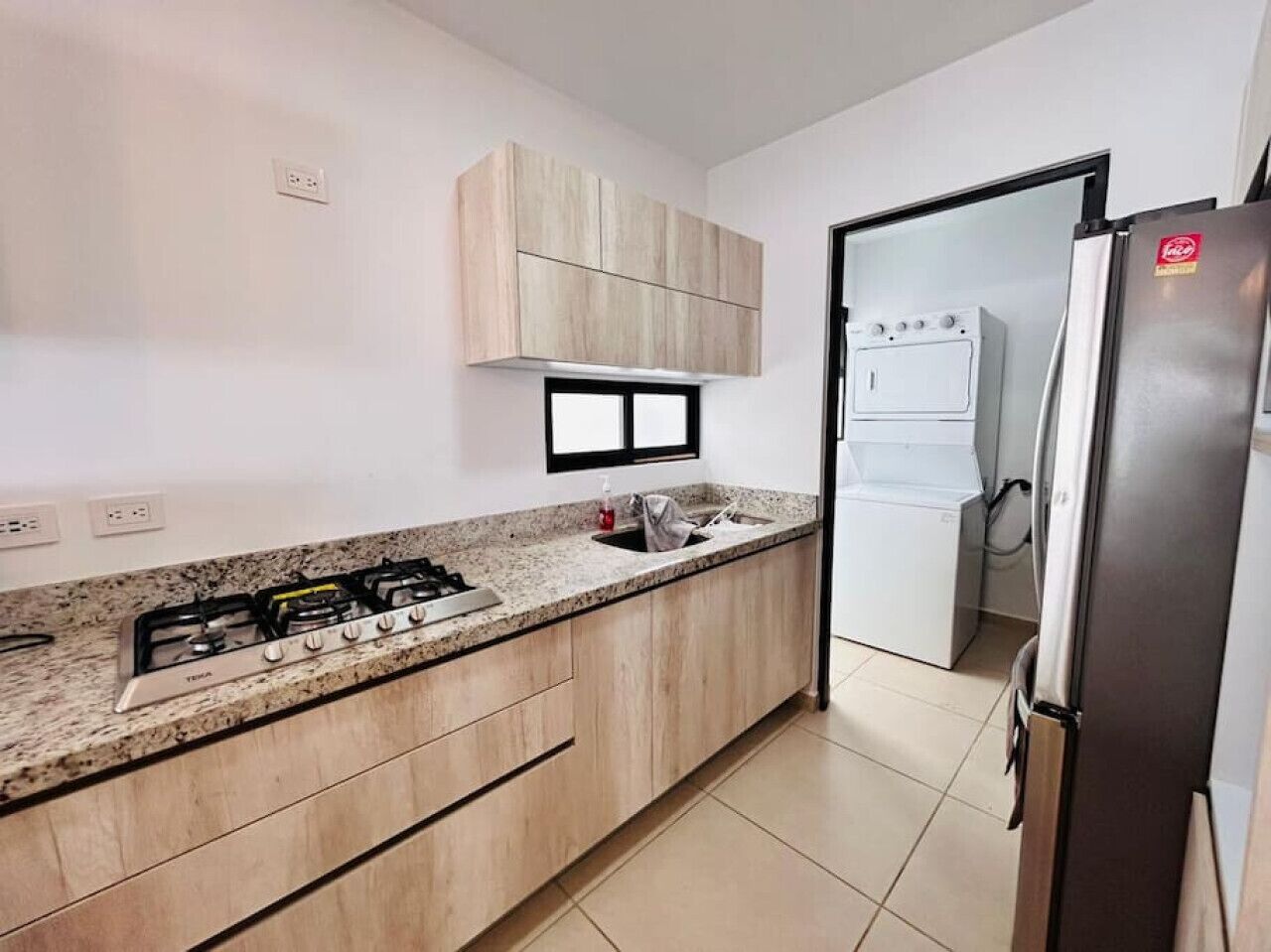 Kühlschrank, Herdplatte, Wasserkocher mit Kaffee-/Teezubehör