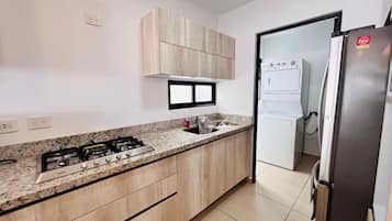 Jääkaappi, liesi, kahvin-/teenkeitin