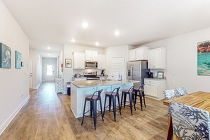 ثلاجة، ميكروويف، فرن، موقد طهي مسطح