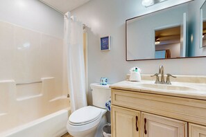 Towels - Coastal condo in a great location with balcony, open interior, washer/dryer & AC (Destin)