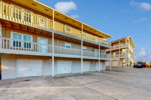 Exterior - Coastal condo in a great location with balcony, open interior, washer/dryer & AC (Destin)