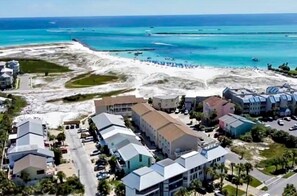 Beach - Coastal condo in a great location with balcony, open interior, washer/dryer & AC (Destin)