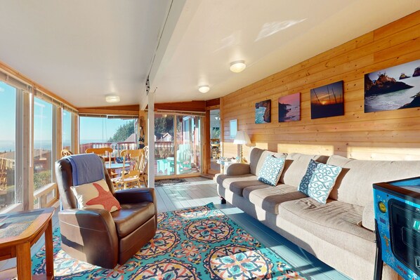 TV, DVD player - Ocean view retreat with nautical interior, pinball machine, grill, games, & AC (Brookings)