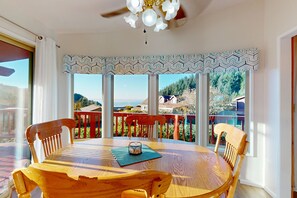 Dining - Ocean view retreat with nautical interior, pinball machine, grill, games, & AC (Brookings)