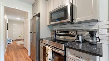 Jääkaappi, mikroaaltouuni, uuni, liesi