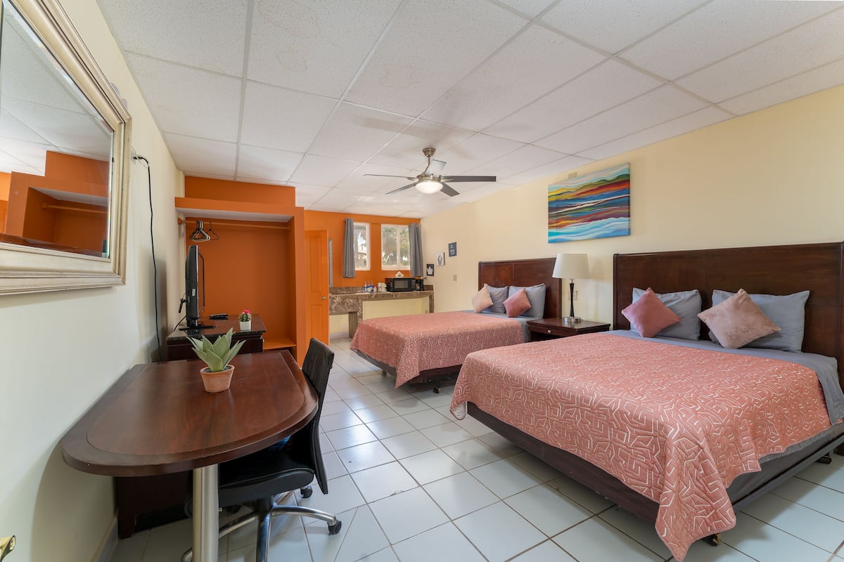 Espacio para trabajar con laptop, cortinas blackout y wifi gratis