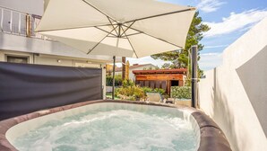A hot tub with a view of a wooden pergola and a house in the background. - Stunning apartment in Crikvenica with WiFi (Crikvenica)
