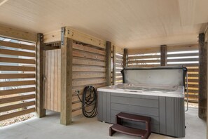 Indoor spa tub