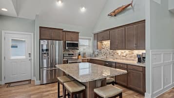 Jääkaappi, mikroaaltouuni, uuni, liesi