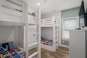 4 bedrooms, iron/ironing board, free WiFi, bed sheets