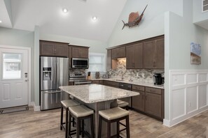 Kylskåp, mikrovågsugn, ugn och spishäll