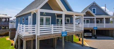 Un bâtiment situé sur la côte, doté d’un balcon, d’un espace couvert et d’un garage.