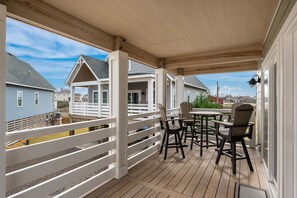 Outdoor dining - Cape Lookout Cottage: Pet Friendly, Semi-Oceanfront, Hot Tub and Community Pool! (Nags Head)