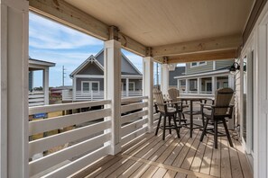 Outdoor dining - Currituck Cottage: Semi-Oceanfront, Private Hot Tub, Community Pool Access! (Nags Head)