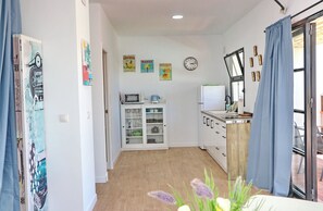 Réfrigérateur, micro-ondes, plaque de cuisson, cafetière/bouilloire