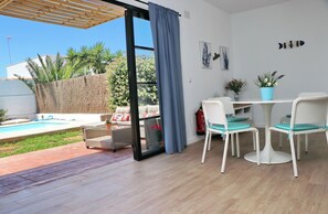 Outdoor dining - Villa Isla Papua in Chiclana (Chiclana de la Frontera)