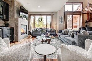 Een televisie en een open haard