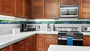 Cafetera y tetera, refrigerador, microondas y horno