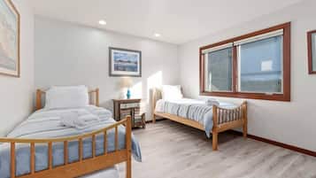 3 bedrooms, desk, iron/ironing board, travel crib