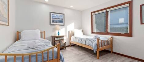 3 Schlafzimmer, Schreibtisch, Bügeleisen/Bügelbrett, Reisekinderbett