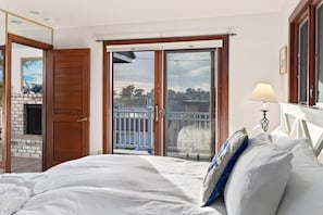 3 bedrooms, desk, iron/ironing board, travel crib - Harbor Home - 2 blocks from the beach! (Santa Cruz)