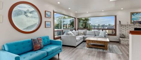 Televisión, chimenea y oficina