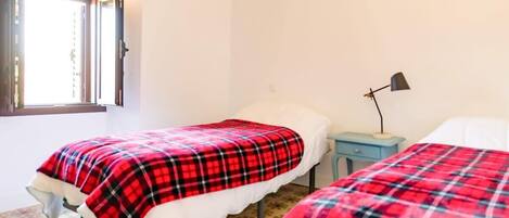 8 chambres, fer et planche à repasser, lit de bébé portatif, Wi-Fi