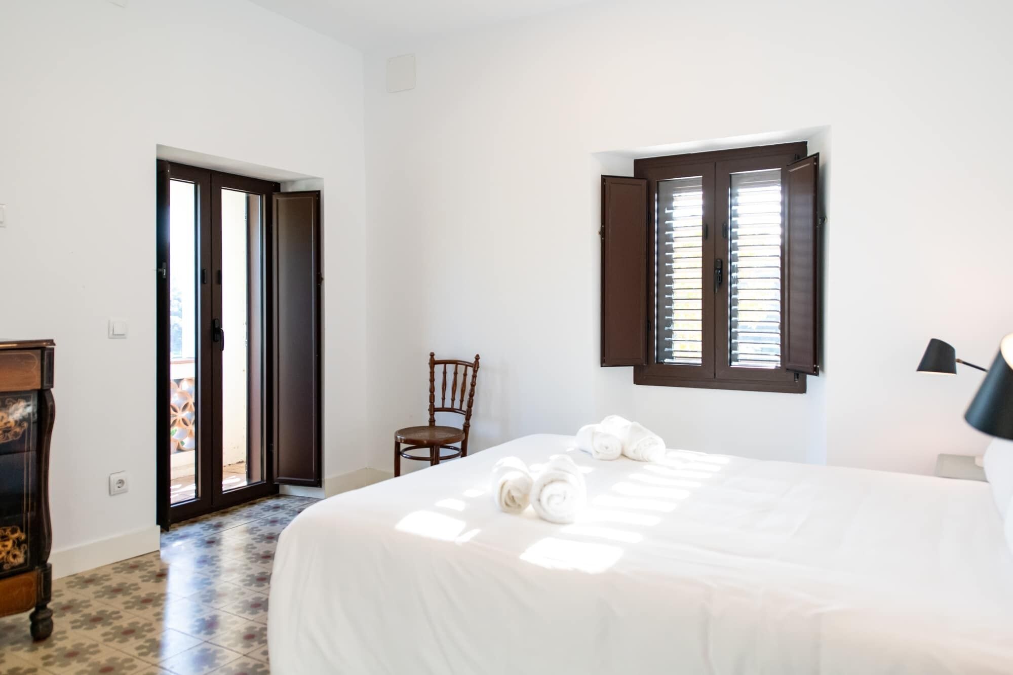 8 slaapkamers, een strijkplank/strijkijzer, reisbedje, gratis wifi