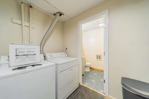 Shower, hair dryer, towels, shampoo - Private Lake/Beach Cabin w/Golf, Pool, Fire pit (Terra Alta)