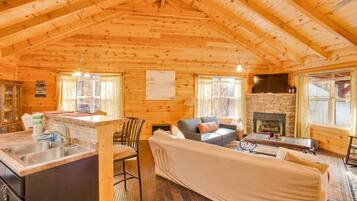 Televisión, chimenea y oficina