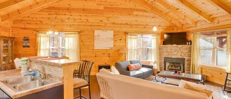 Una televisión, una chimenea, una oficina