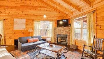 Televisie, een open haard en een kantoor